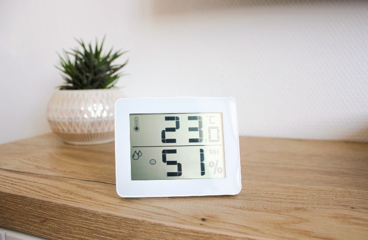 Hygrometer auf Tisch