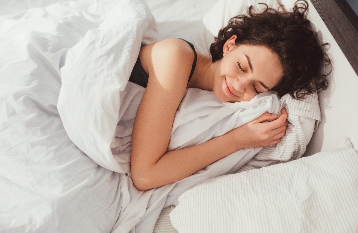 Frau schläft im Bett