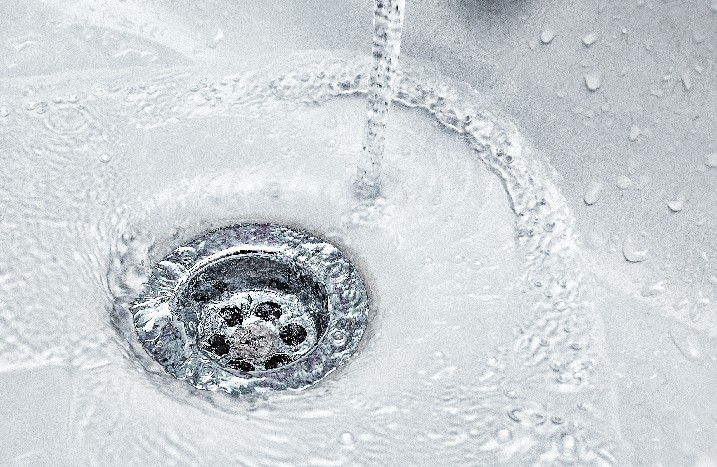 Wasser läuft in Ablauf