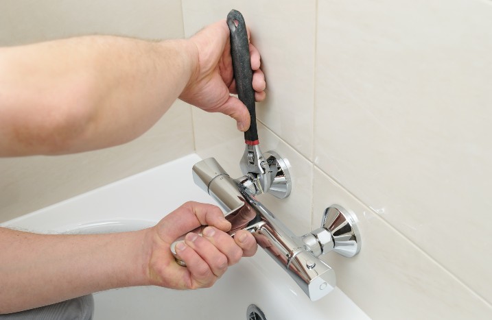 Armatur an Badewanne wird installiert