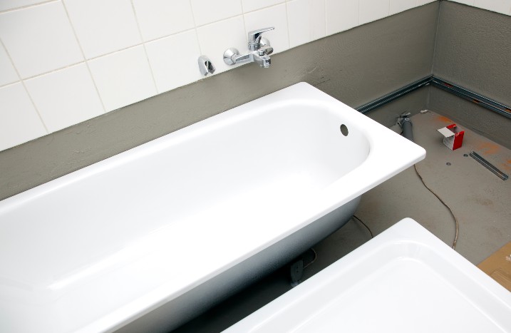 Badewanne wird eingebaut