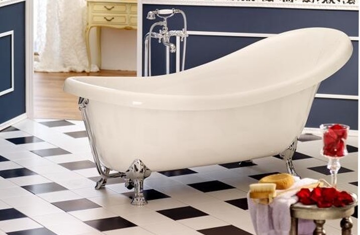 Freistehende Badewanne mit Metallfüßen