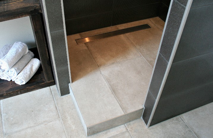 offene Dusche mit modernem Abfluss