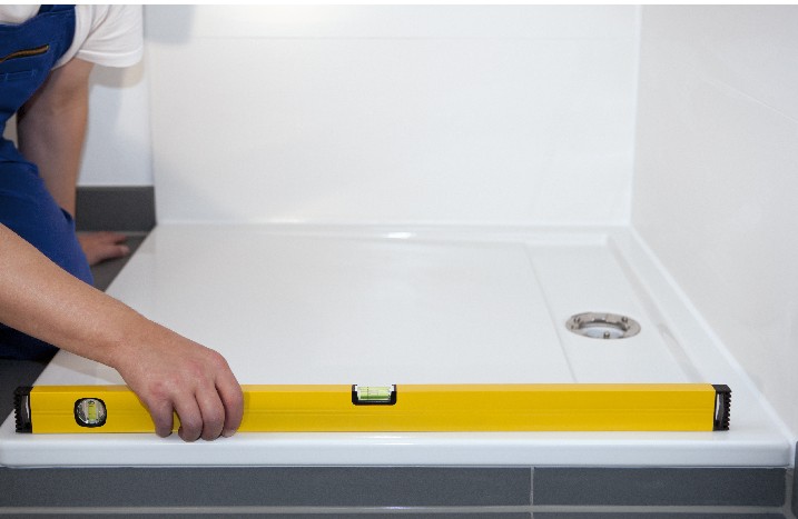 Wasserwaage auf Duschwanne