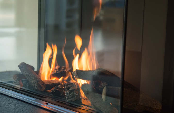 Feuer brennt hinter Scheibe