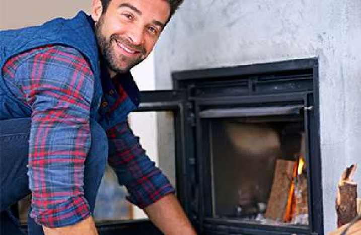 Mann vor Kamin