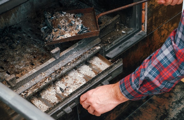 Kamin wird von innen gereinigt