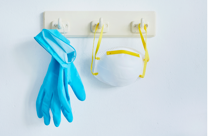 Maske und Handschuhe