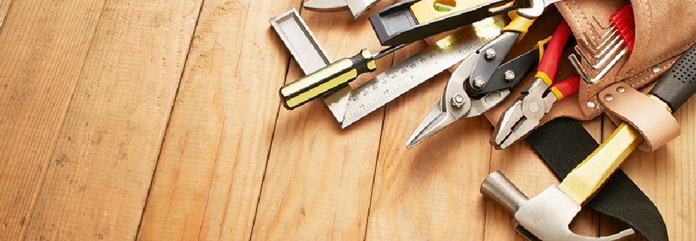 Werkzeug auf Holztisch