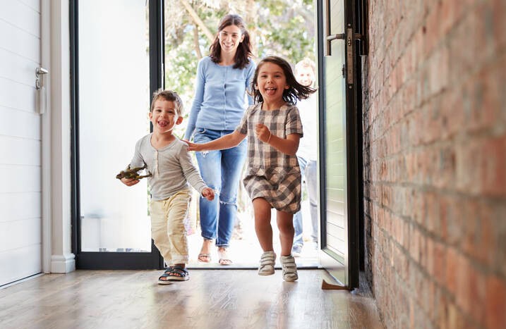 Mutter kommt mit Kindern nachhause