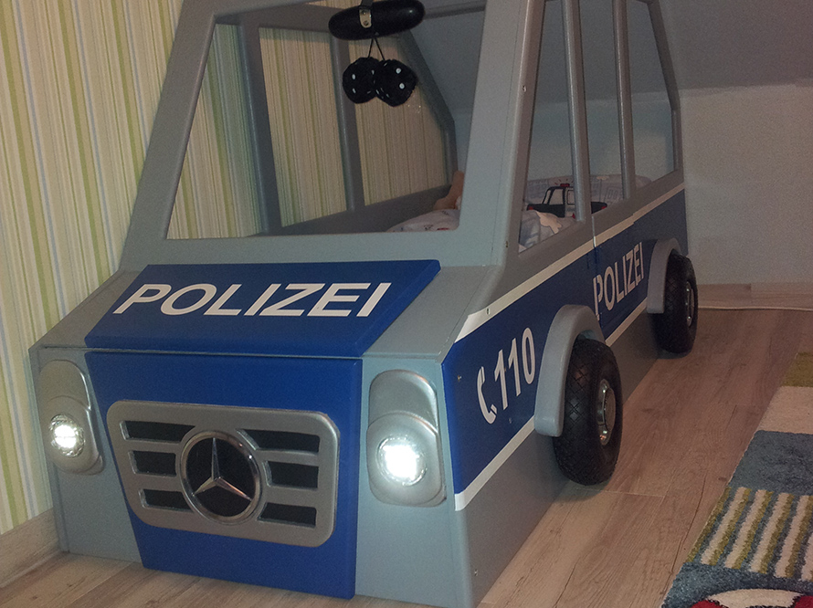 Ein Kinderbett in Form eines Polizeiautos