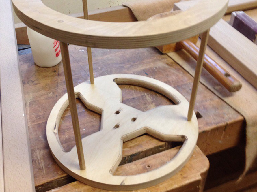 Runder Holzrahmen mit drei Stützen