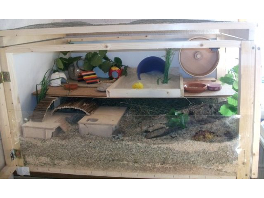 Geräumiger Hamsterkäfig aus Holz.