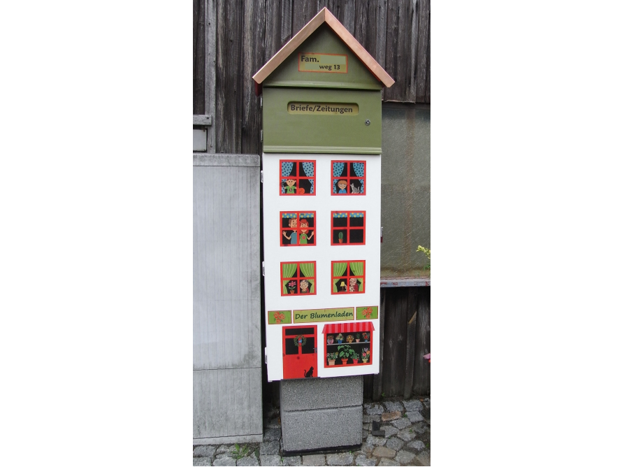 Bemalter Briefkasten in Hausform