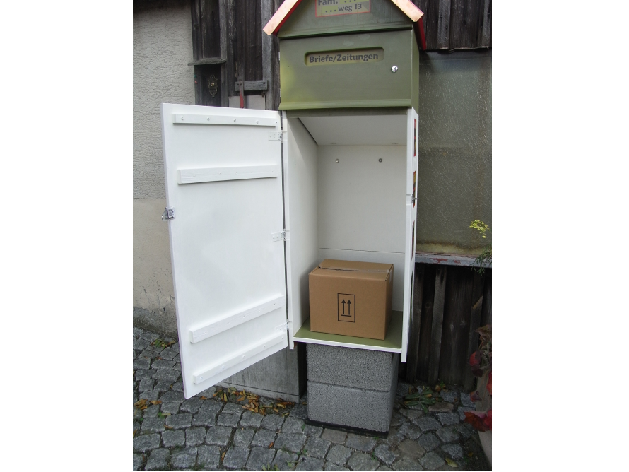 Offener Paketbriefkasten mit Paket