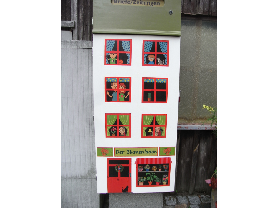 Bemalter Briefkasten als Blumenladen
