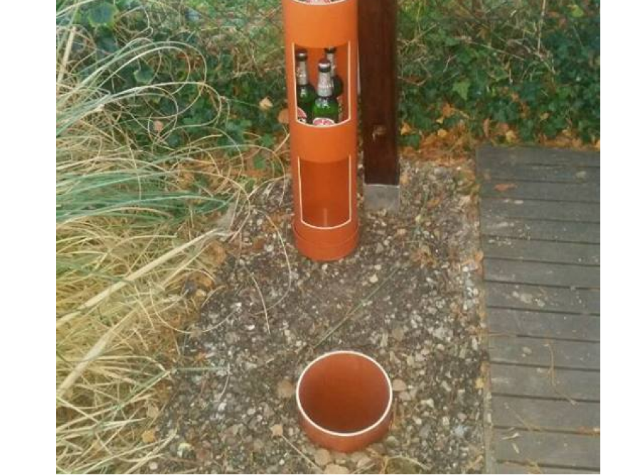 Rohr mit Flaschen darin