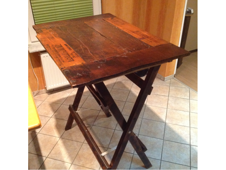 Klappbarer Holztisch mit verwitterter Oberfläche