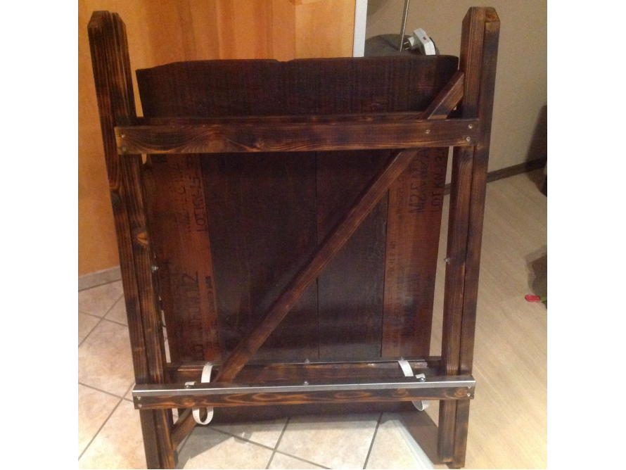 Rückseite eines zusammengeklappten Tisches aus Holz