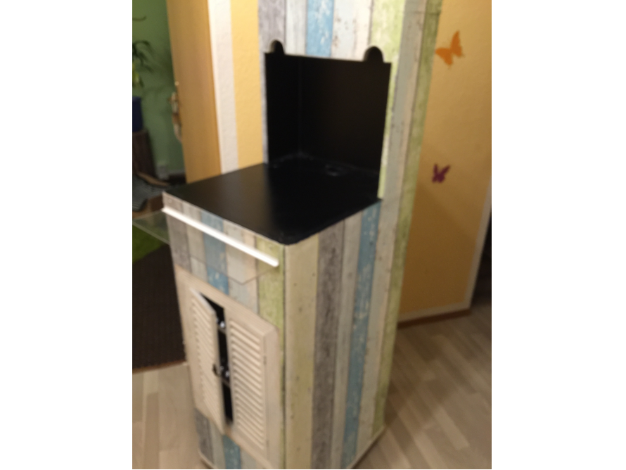 Holzschrank mit blau-grünem Muster