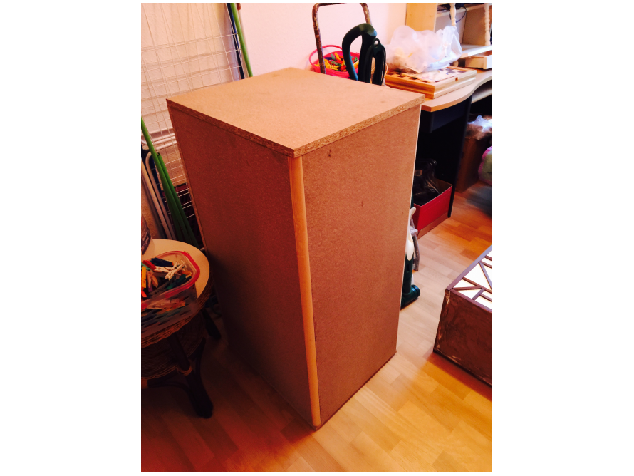 Rückseite eines Schranks aus Holz