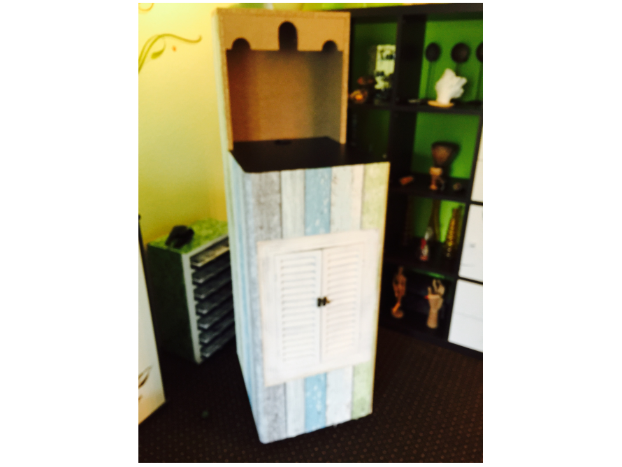 Holzschrank mit Verschalung und Klappe