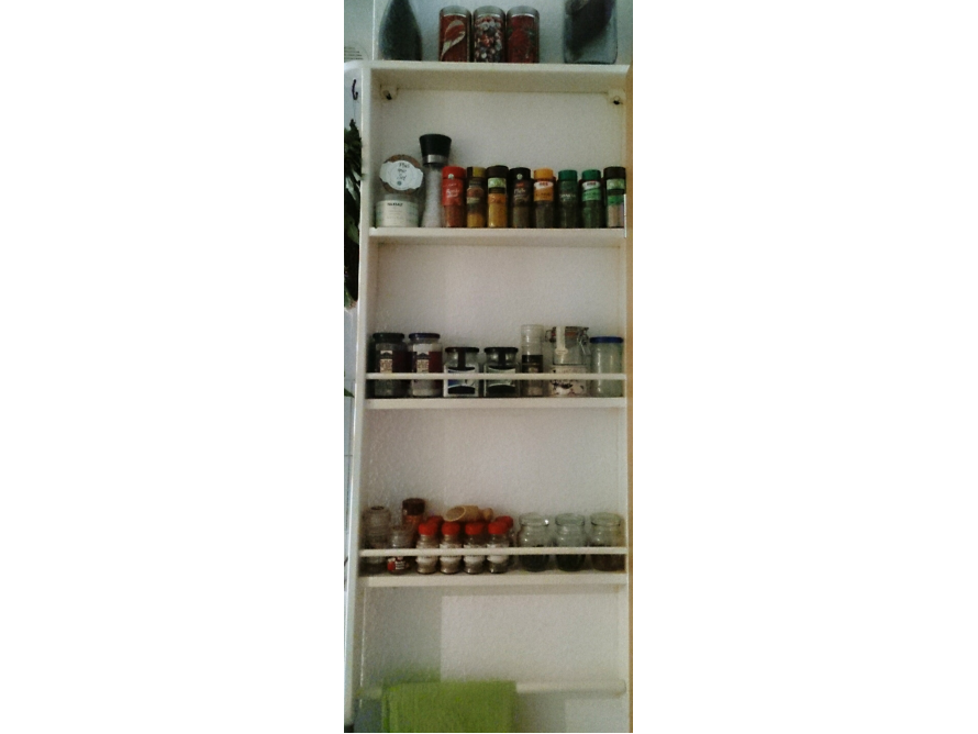 Gewürzregal mit Gläsern