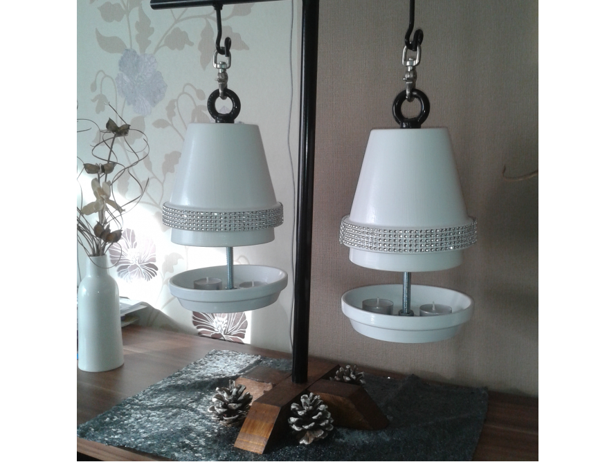 Zwei umgebaute Blumentöpfe als Windlichter