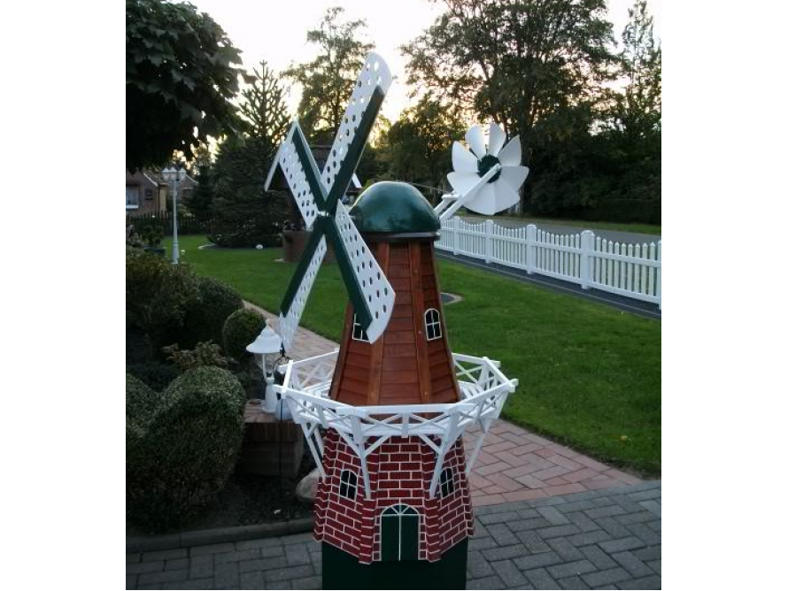 Dekorative Gartenwindmühle aus Holz
