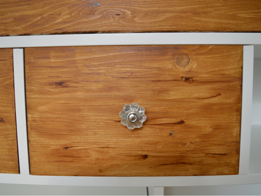 Schublade mit einem Knauf aus Glas