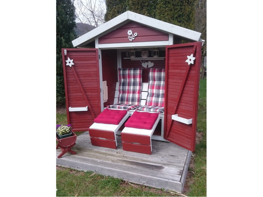 Gartenhaus mit zwei Liegen