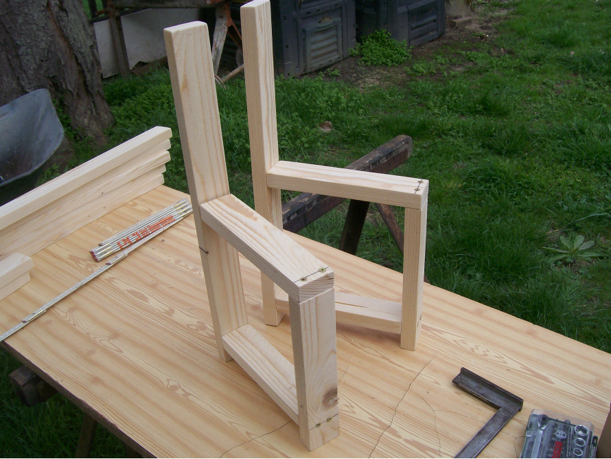 Holzrahmen eines kleinen Stuhls