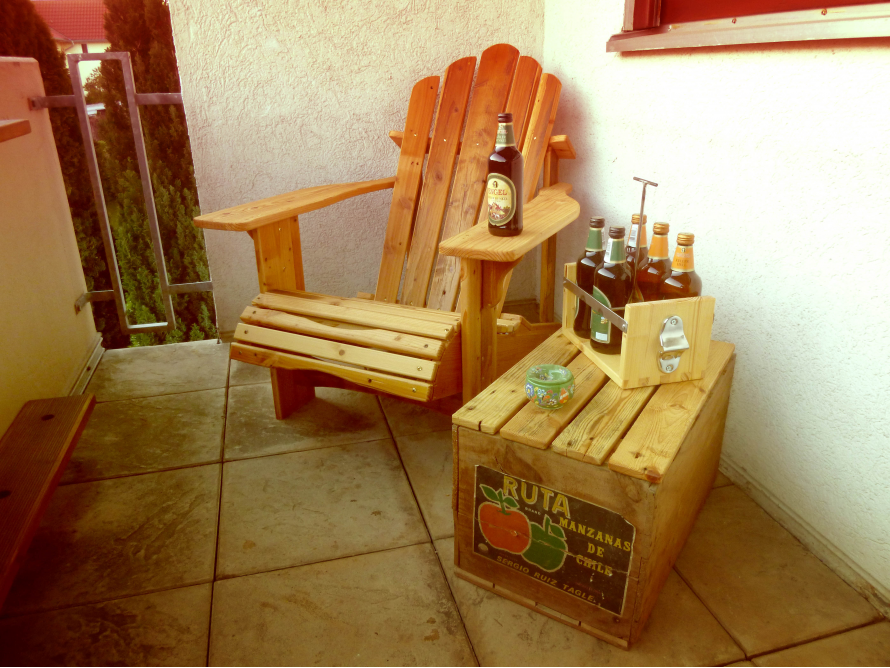 Ein Adirondack-Stuhl und ein Getränkekasten auf einem Balkon