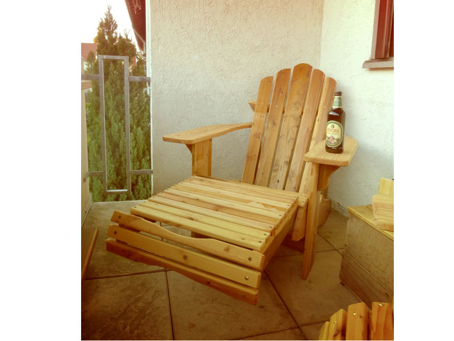 Hölzerner Gartenstuhl mit Fußstütze