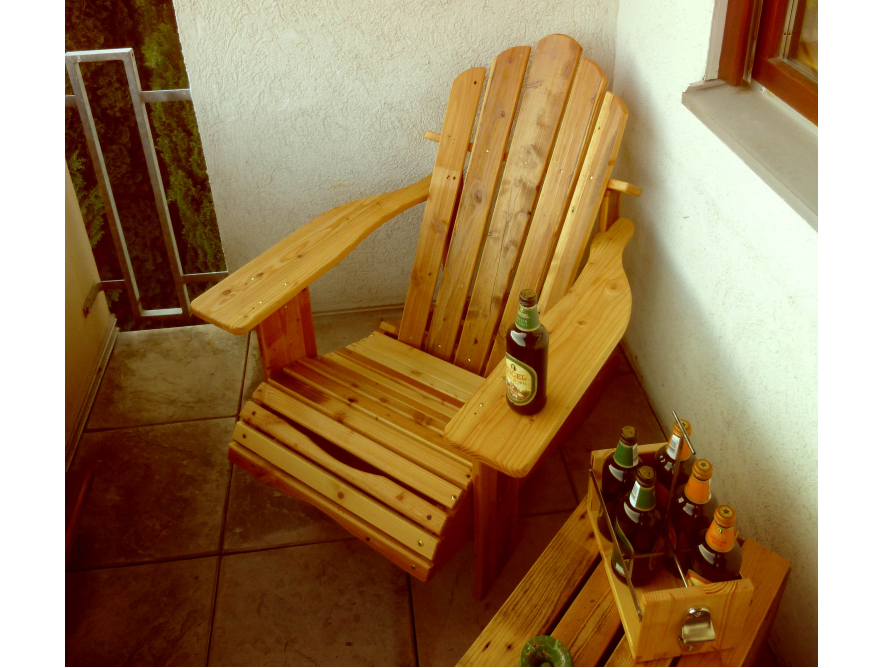 Holzliegestuhl auf Balkon mit Getränken