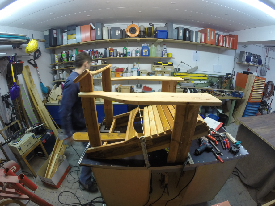 Unfertiger Holzstuhl in einer Werkstatt