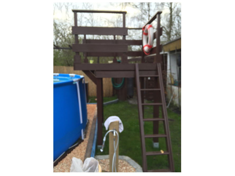 Wohlfühl-Poollandschaft mit Sprungturm