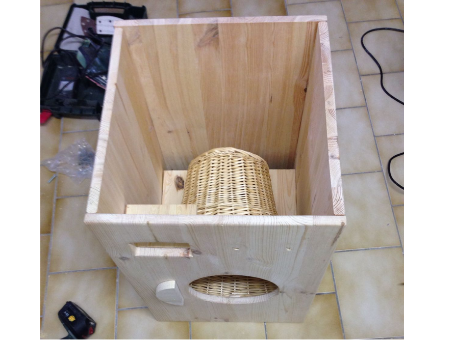 Rohbau eines Katzenhauses aus Holz mit Weidenkorb