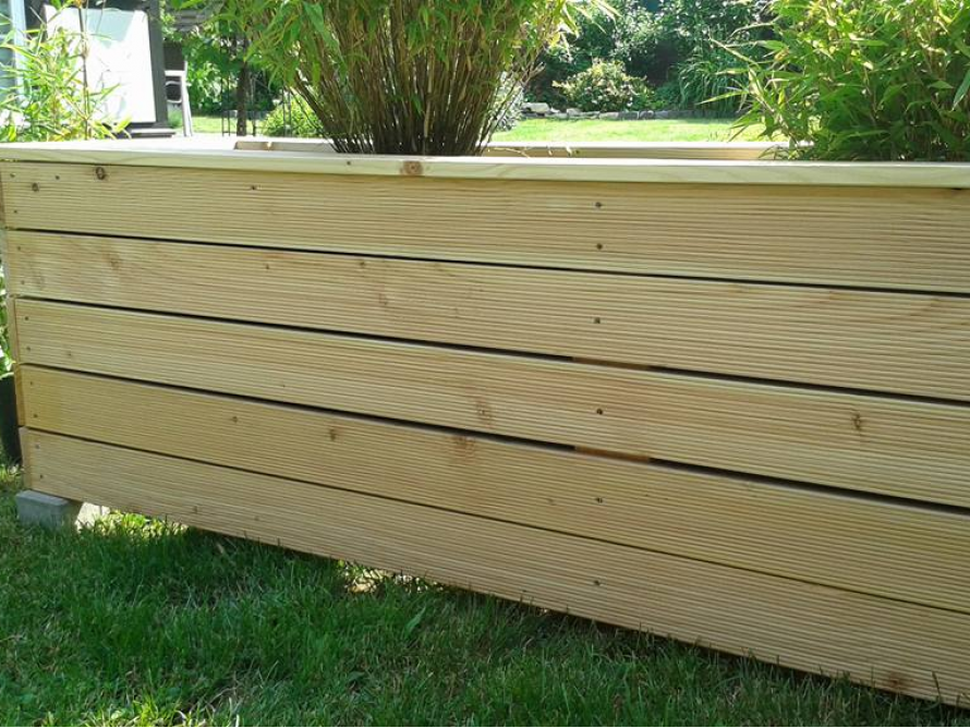 Hölzerner Blumenkasten