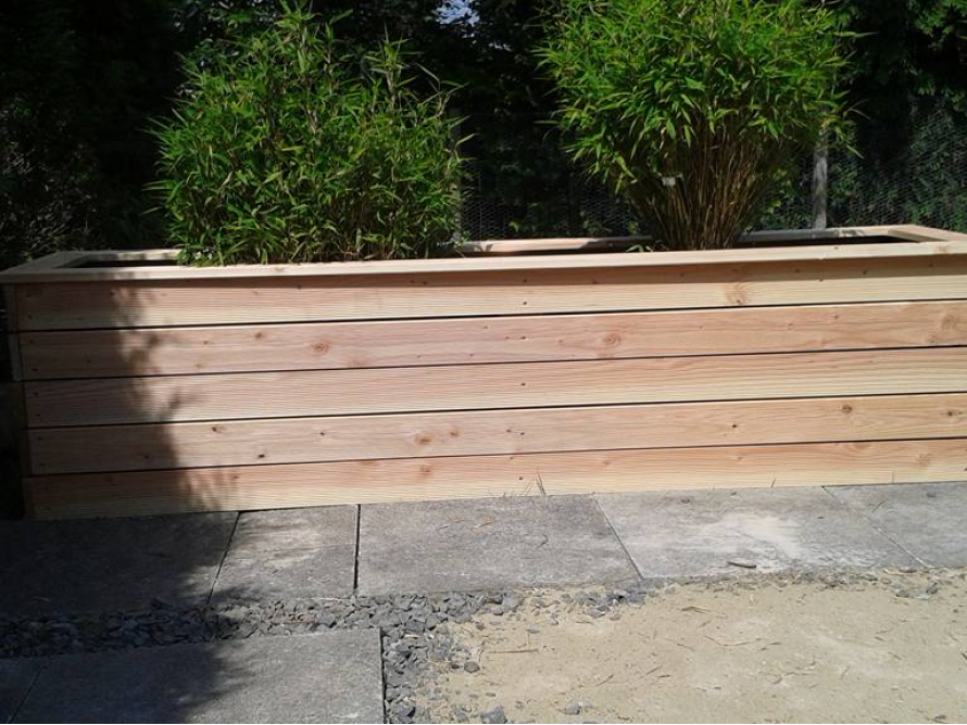 Holz-Hochbeet mit Bambus