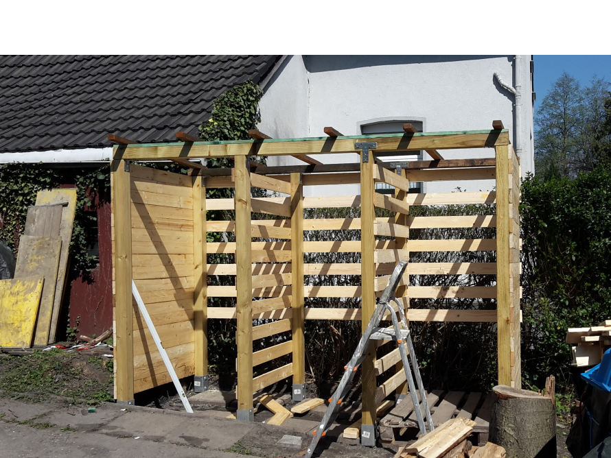 Holzgerüst eines Gartenhauses mit Leiter