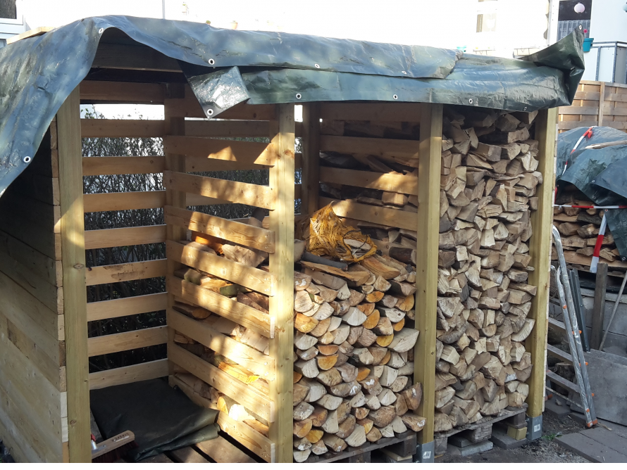 Holzstapel unter einer Plane