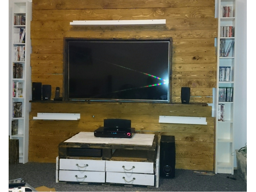 TV Wand aus Holz (Old Style)