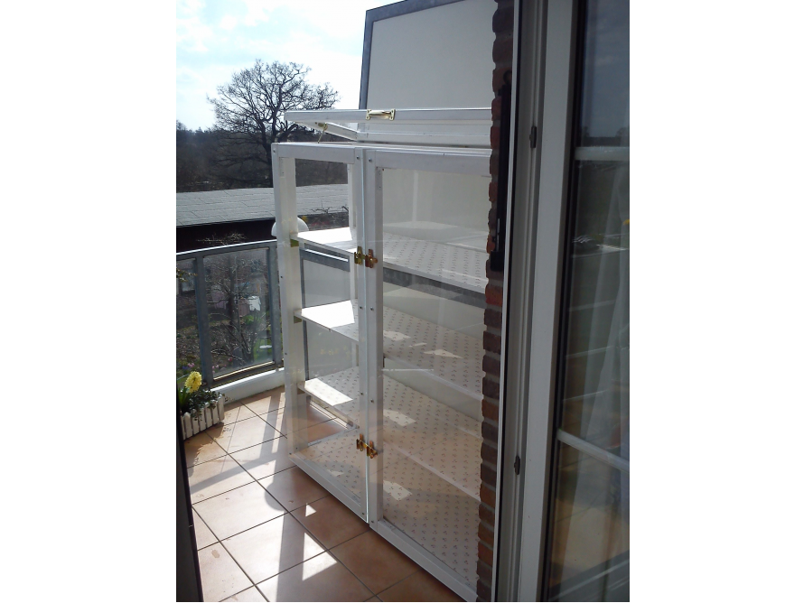 Kleines Gewächshaus auf einem Balkon