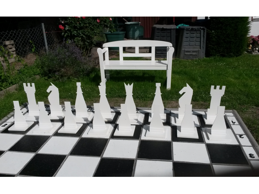 Großes Schachspiel im Garten