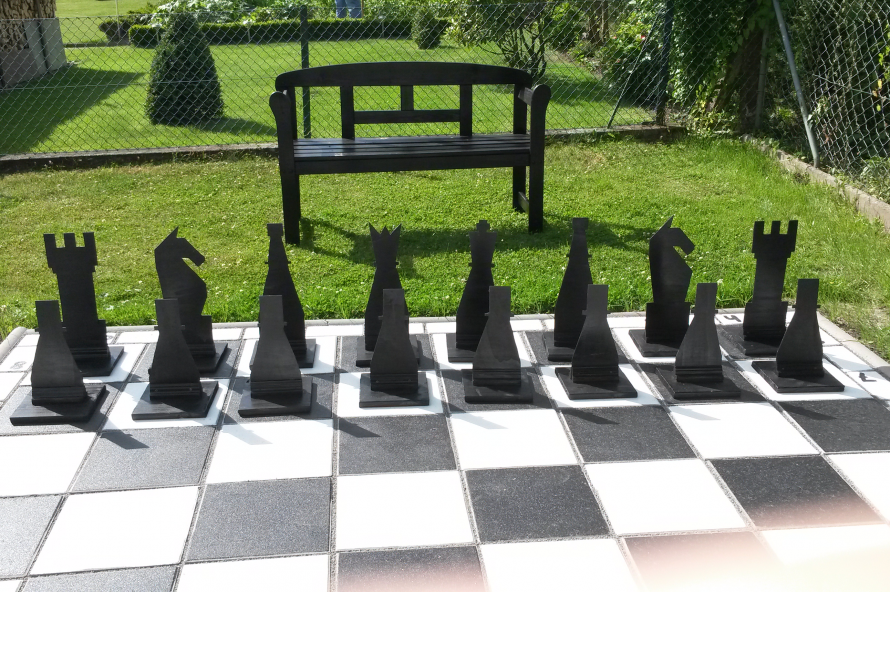 Großes Schachspiel im Garten