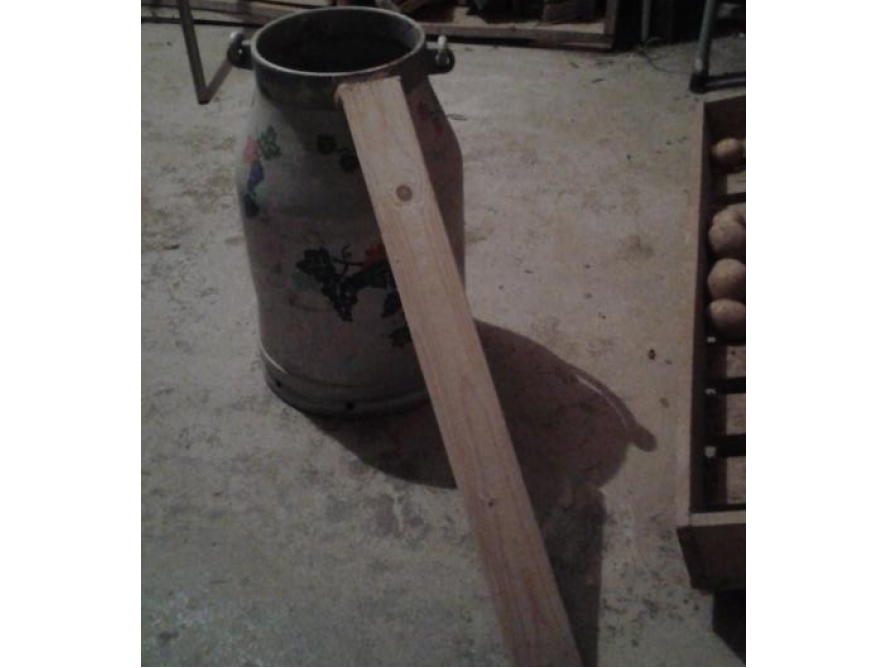 Metallkanne und Holzbrett