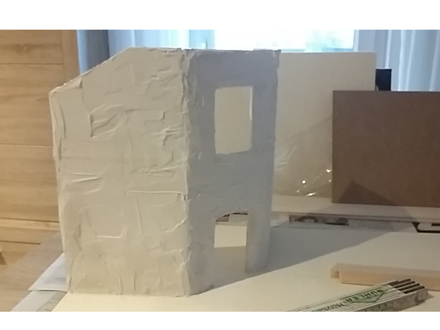 Weißes Hausmodell aus Pappe