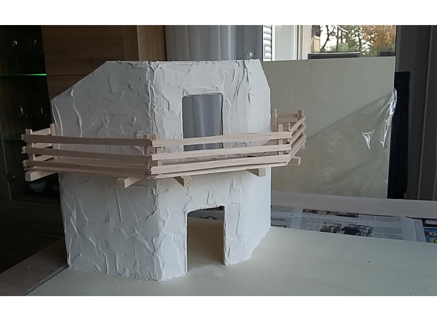 Gartenhaus-Rohbau mit Balkon