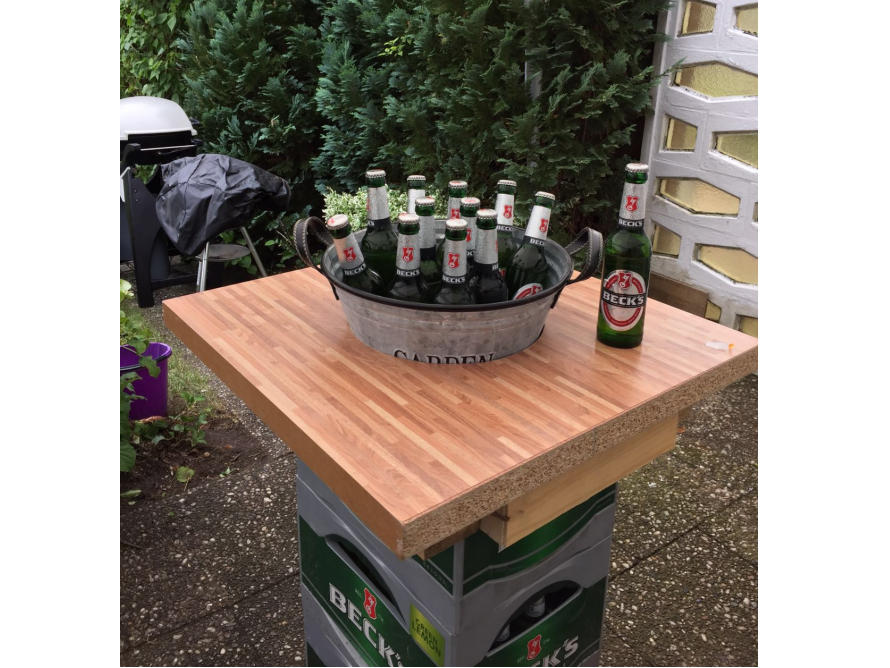 Stehtisch mit Bierkisten 